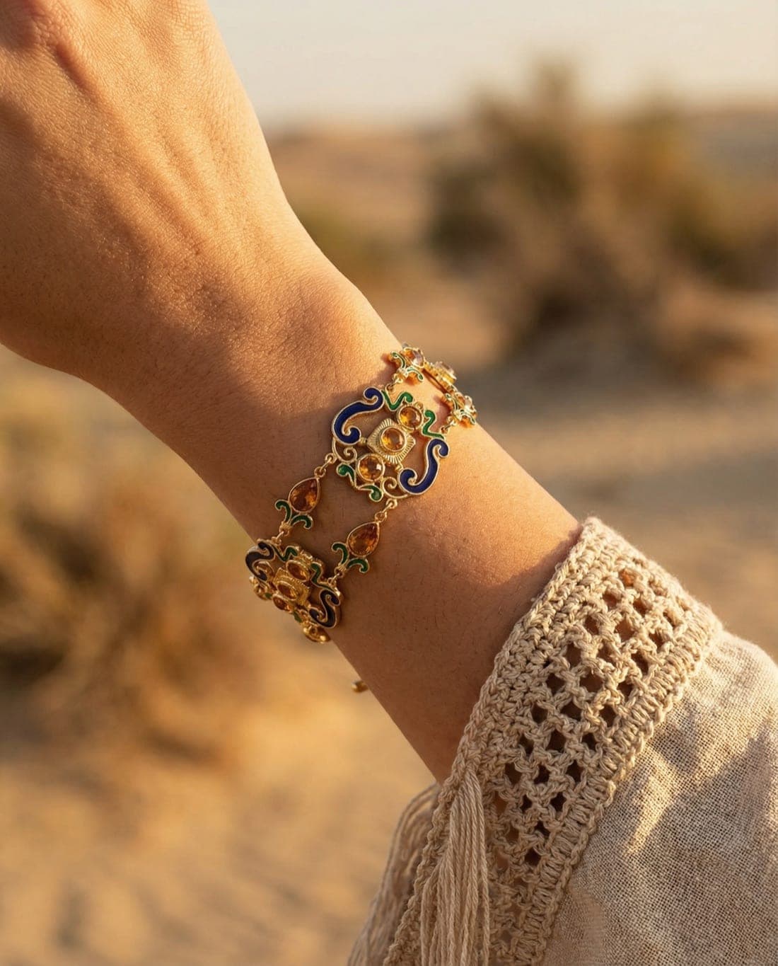Pulseras artesanales bañados en oro, luz cálida del Mediterráneo